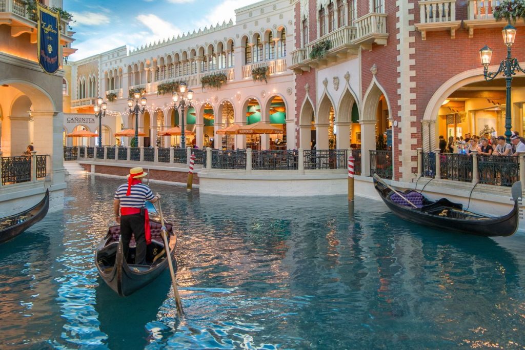 NBA: Cuban wants to buy back the Dallas Mavericks from the Adelson family (Las Vegas Sands)